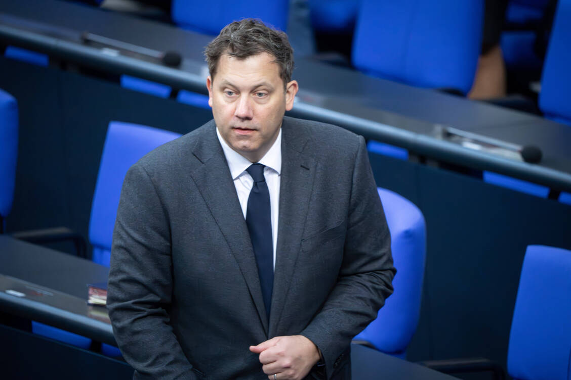 Bundesfinanzminister Lars Klingbeil (SPD) solle ein Sparpaket vorlegen, fordert die CDU. An diese Mittwoch soll das Kabinett das GKV-Spargesetz beschließen. / © IMAGO/Political-Moments