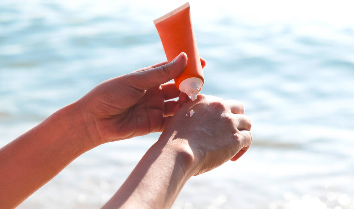 »Selbst die besten Sonnenschutzmittel können nur sicher schützen, wenn sie reichlich genutzt werden«, betont Stiftung Warentest. / Foto: Adobe Stock/Photo Sesaon