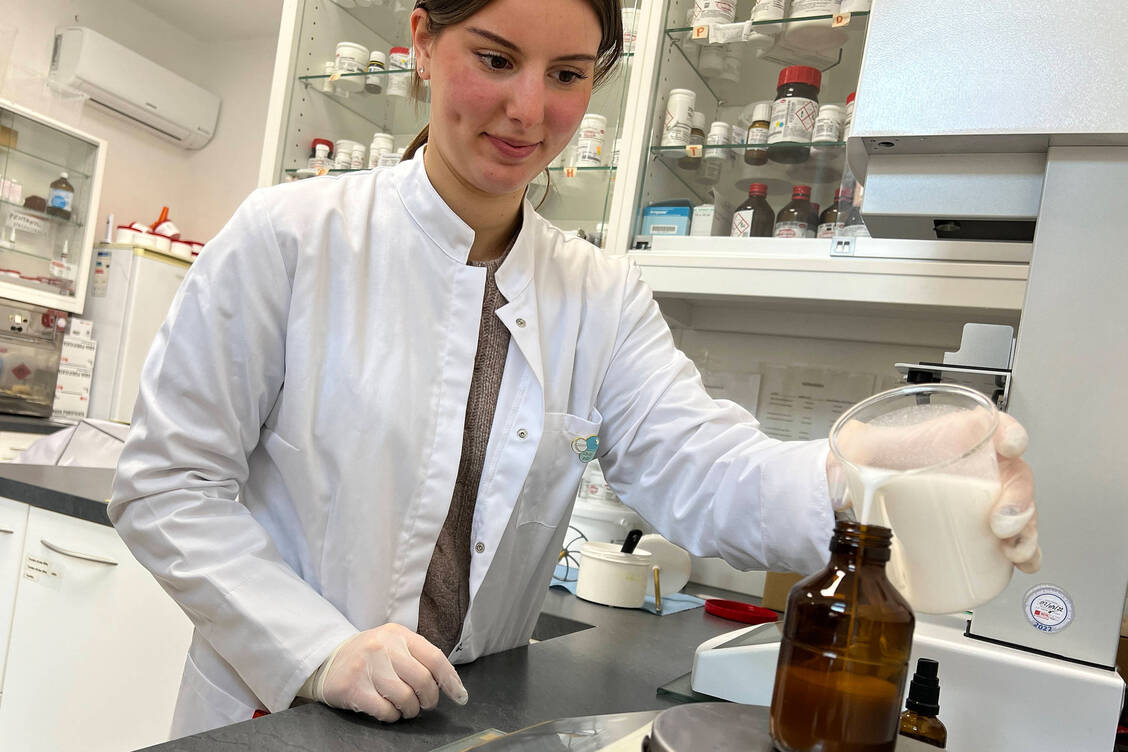 Zuletzt mussten die Apotheken in Deutschland großflächig mit Rezepturen einspringen, als Fieber- und Schmerzsäfte nicht lieferbar waren. / © Imago/Marc Schüler