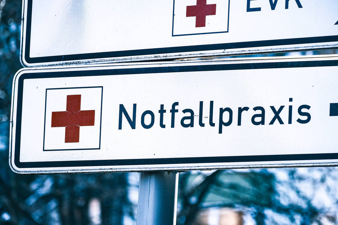 Laut geplanter Notfallreform sollen Patienten künftig in Notfallpraxen direkt mit Medikamenten versorgt werden können. Die ABDA lehnt ein ärztliches Dispensierrecht ab. / © IMAGO/Michael Gstettenbauer