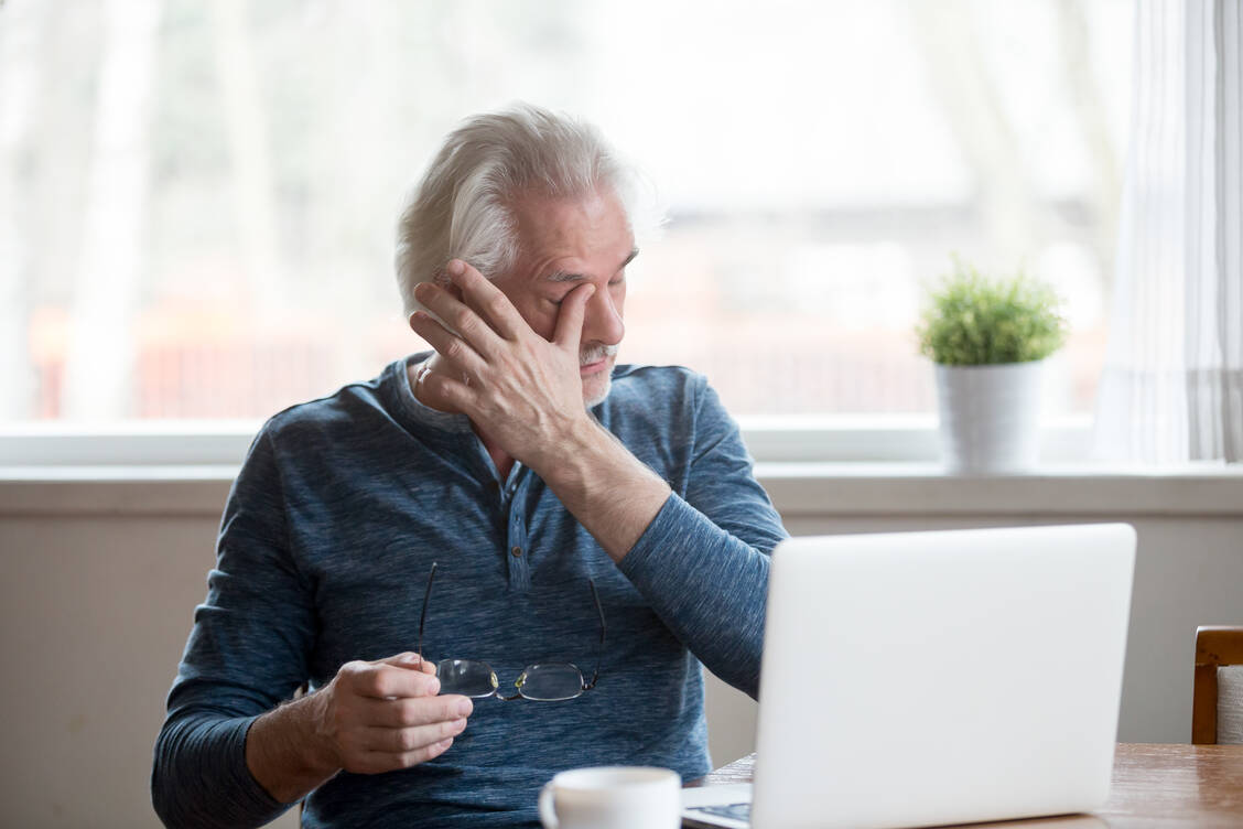 Ständig trockene Augen und Sehprobleme? Vielleicht liegt’s an der Medikation. / Foto: Shutterstock/fizkes