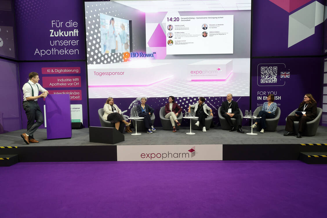 Eingerahmt vom Moderationsduo: Stefanie Schlieben, Dr. Maike Fedders, Franziska Scharpf, Evi Reichart, Alexander von Waldenfels und Dr. Christiane Eickhoff (von links). / © PZ/Alois Müller