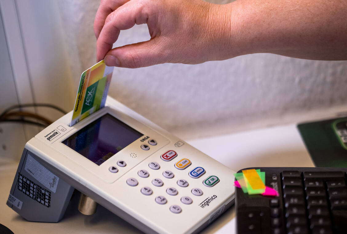 Schon bald soll es möglich sein, E-Rezepte in der Apotheke auch über die elektronische Gesundheitskarte abzurufen. / Foto: picture alliance/dpa/dpa-Zentralbild