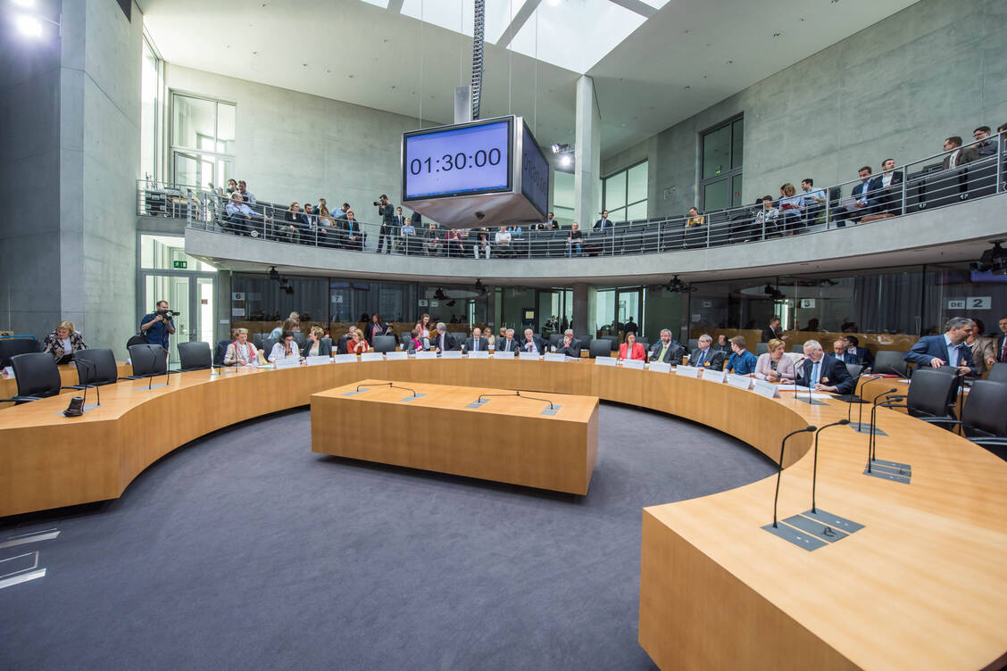 Der neue Gesundheitsausschuss des Bundestagses hat 42 Mitglieder. Die PZ stellt Ihnen alle Abgeordneten vor. / Foto: imago/Christian Ditsch