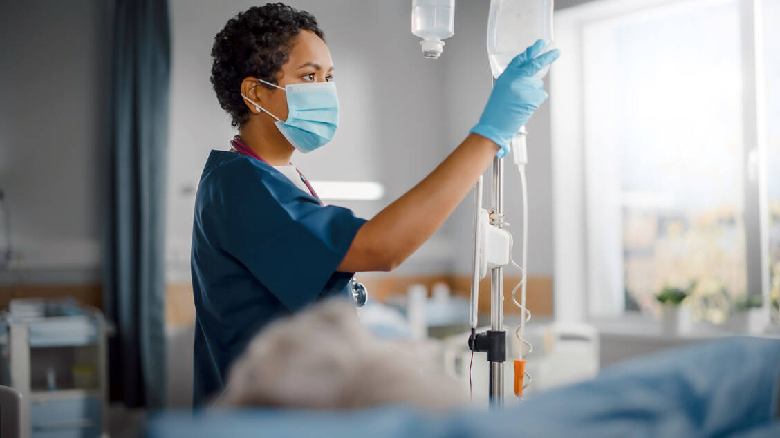 Bei einer Ulkusblutung ist – eventuell nach endoskopischer Blutstillung – eine hoch dosierte intravenöse PPI-Therapie über mehrere Tage angezeigt. / Foto: Adobe Stock/Gorodenkoff