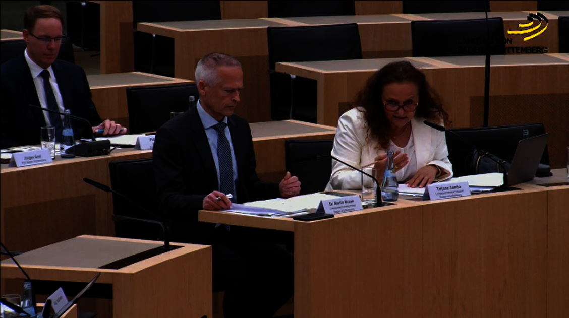 Tatjana Zambo (rechts) machte heute im Landtag auf die schwierige Situation der Apotheken aufmerksam.  / Foto: Landtag von Baden-Württemberg / Screenshot