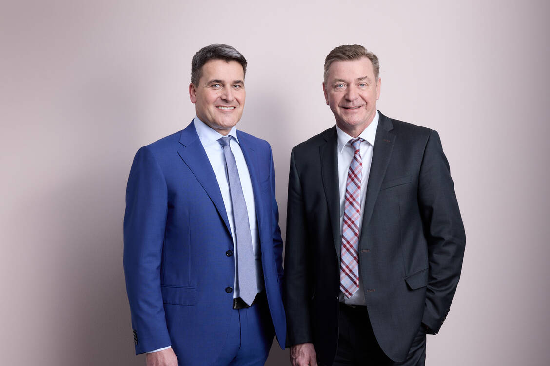 Herbert Lang (rechts) übergibt als Vorstandsvorsitzender der Sanacorp im Juni an seinen Nachfolger Patrick Neuss. / Foto: Sanacorp