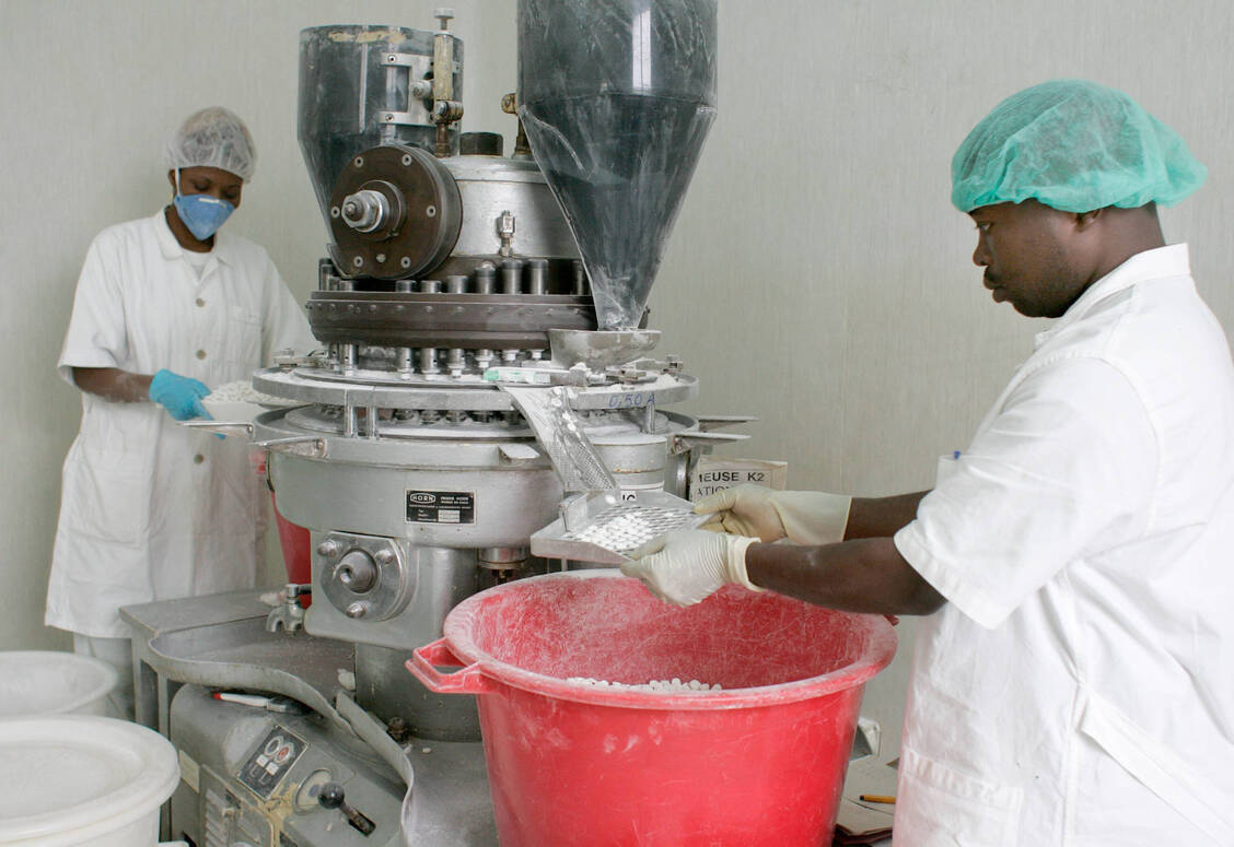 Produktion von Medikamenten zur Therapie der Malaria in der Demokratischen Republik Kongo / Foto: Imago/ThomasxImox