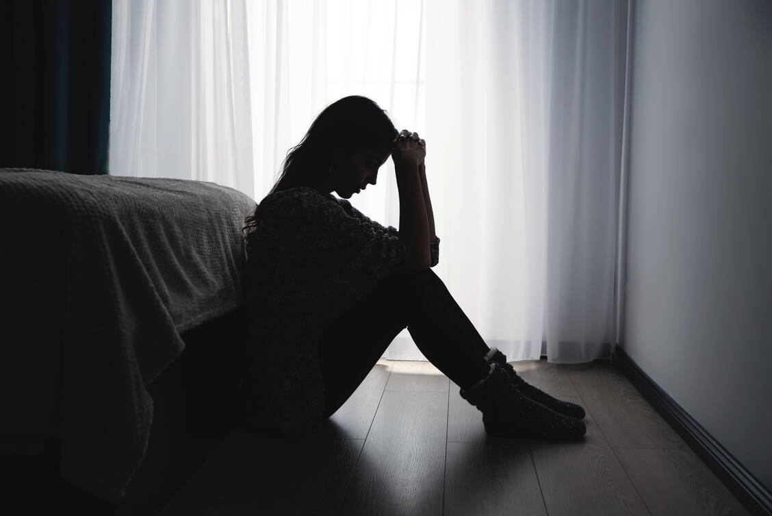 Frauen kann die Zeit vor und während der Menstruation stark auf die Stimmung schlagen. Auf Patientinnen mit psychiatrischen Erkrankungen sollte man in dieser Zeit ein besonders aufmerksames Auge haben.  / Foto: Getty Images/	simpson33