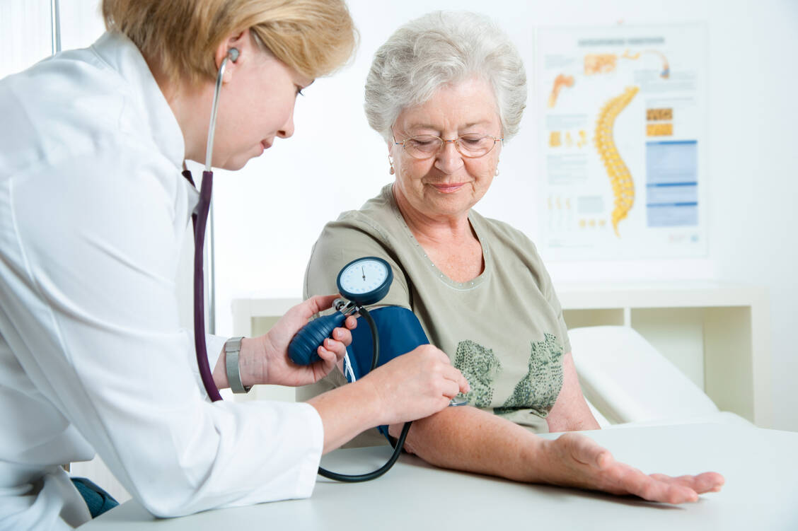 Viele Patienten mit Bluthochdruck bekommen Sartane. Nach den Rückrufen 2018 war die Versorgung nicht einfach. / Foto: Shutterstock/Alexander Raths