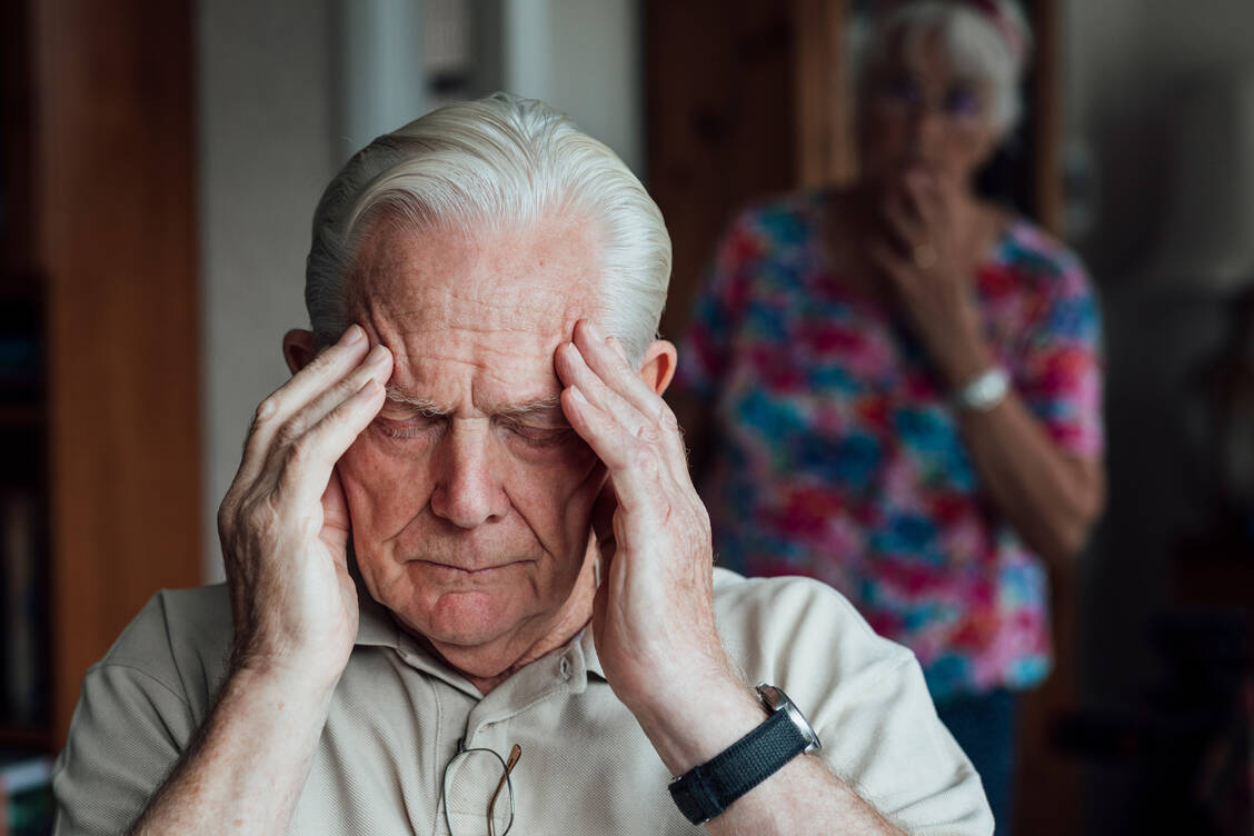 Eine Demenzdiagnose ist ein Schock. Viele Betroffene fragen sich, wie viel Zeit sie noch zu leben haben. / © Getty Images/SolStock