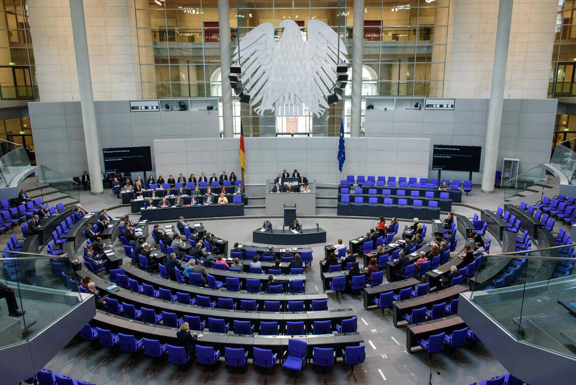 Das Plenum des Bundestags beschäftigt sich am 29. Oktober mit dem Vor-Ort-Apothekenstärkungsgesetz. Nach einer halbstündigen Debatte soll dann über das Gesetzesvorhaben abgestimmt werden. / Foto: Imago / Christian Spicker