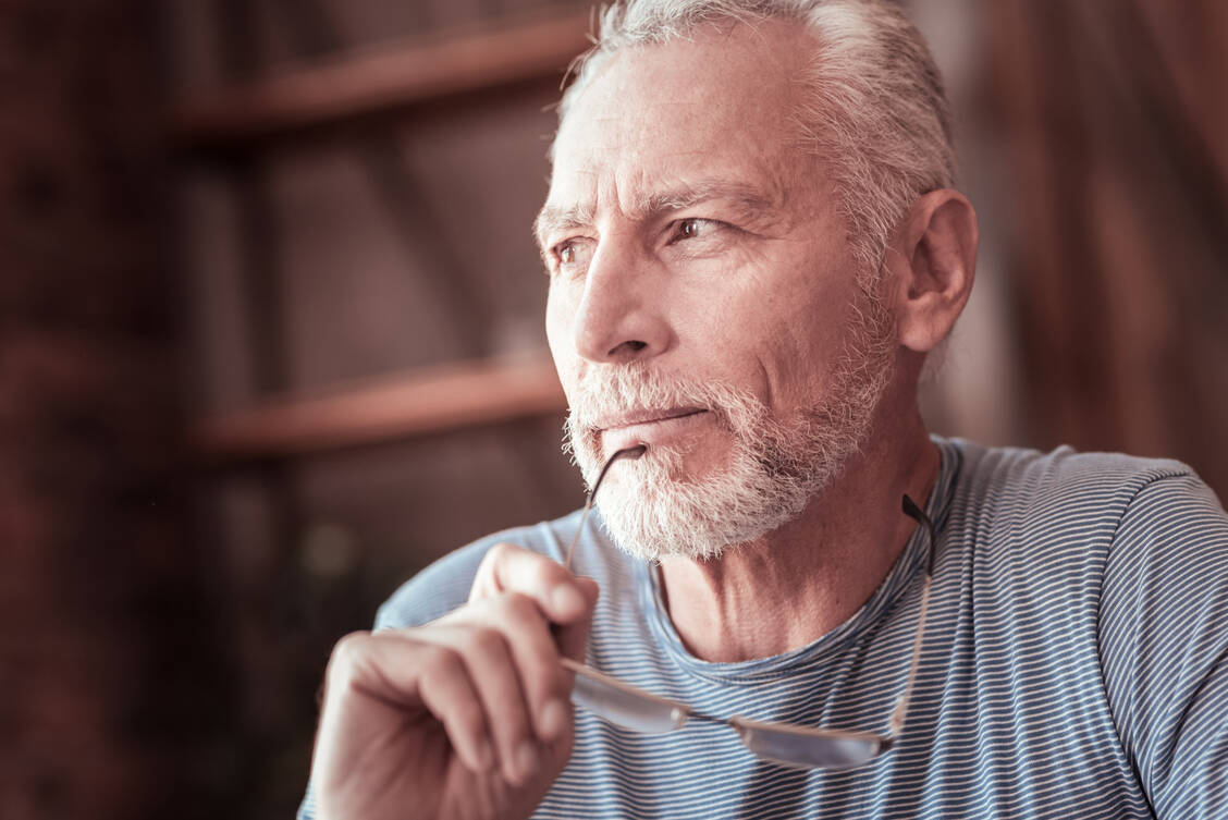 Beginnende Vergesslichkeit im Alter macht vielen Menschen Angst, da sie fürchten, an Alzheimer zu erkranken. Ein jetzt vorgestellter Bluttest kann in diesem Stadium die Erkrankungswahrscheinlichkeit bestimmen. / Foto: Adobe Stock/Viacheslav Iakobchuk