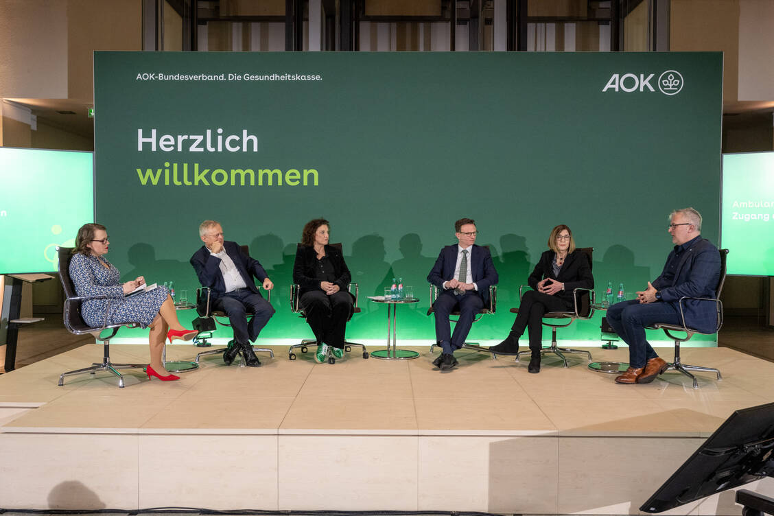 (v.l.n.r.) Rebecca Beerheide (Moderatorin), Armin Grau (Bündnis 90/ die Grünen), Carola Reimann (Vorstandsvorsitzende des AOK-Bundesverbandes), Hans Theiss (CSU), Anke Richter-Scheer (Stellv. Vorsitzende der Kassenärztlichen Vereinigung Westfalen-Lippe) und Markus Beier, (Bundesvorsitzender Deutscher Hausärztinnen- und Hausärzteverband).  / © Stefan Melchior