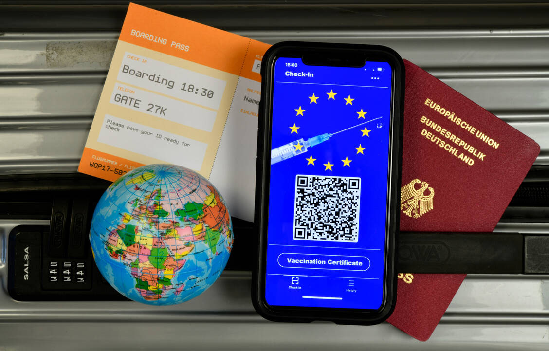 Reisen soll in der EU wieder einfacher werden: Nach langem Ringen haben sich  EU-Parlament und -Mitgliedsländer nun auf einen gemeinsamen Covid-19-Nachweis geeinigt.  Noch ist aber unklar, wann das digitale Zertifikat in den Ländern eingeführt wird. / Foto: picture alliance / Eibner-Pressefoto