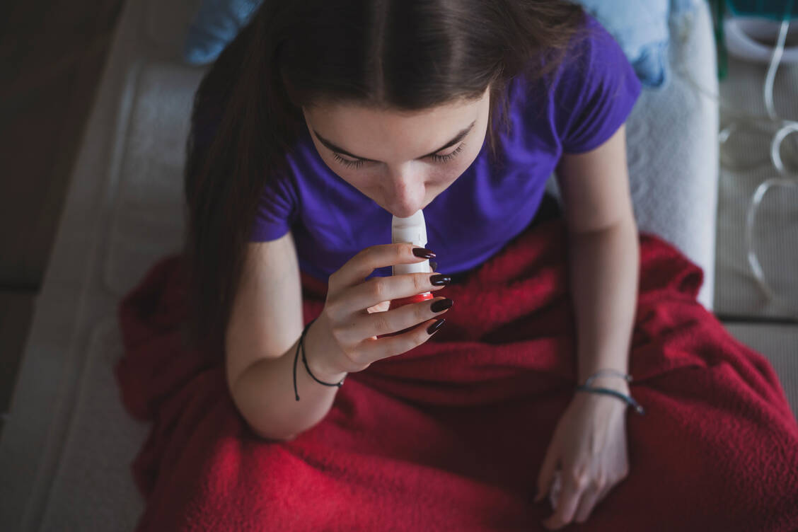 Ob Budesonid und andere inhalative Corticosteroide sich positiv bei einer leichten bis moderaten Covid-19-Erkrankung auswirken, wird derzeit in Studien untersucht. / Foto: Getty Images/Branimir76