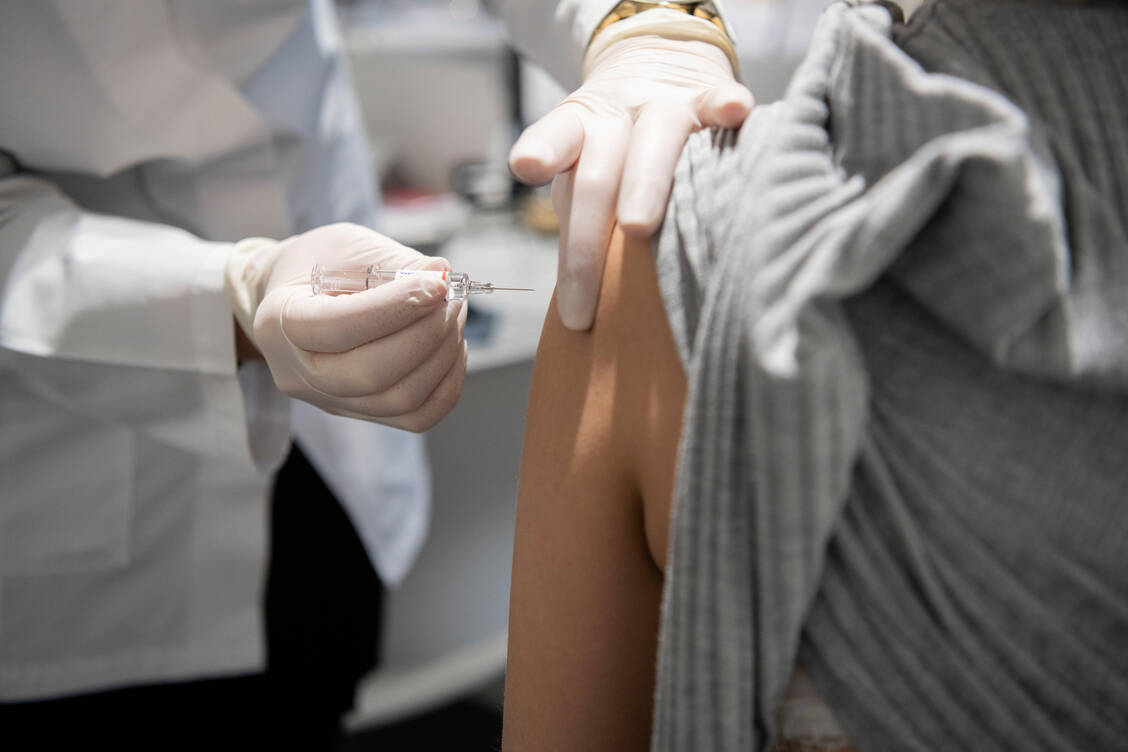 Grippeimpfung in der Apotheke: Andere Länder, etwa die Schweiz, haben damit schon viel mehr Erfahrung als Deutschland. Die Ergebnisse aus Modellprojekten sind aber auch hierzulande sehr positiv. / Foto: picture alliance/Keystone | Christian Beutler