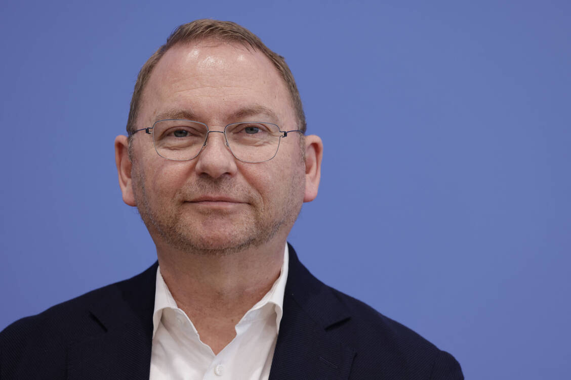 Verdi-Chef Werneke: Frühere Regierungsverantwortliche haben die Gewerkschaften mit regelmäßigen Gesprächsrunden in Entscheidungsprozesse eingebunden. Merz hielt dies bisher nicht für notwendig.  / © Imago / Metodi Popow