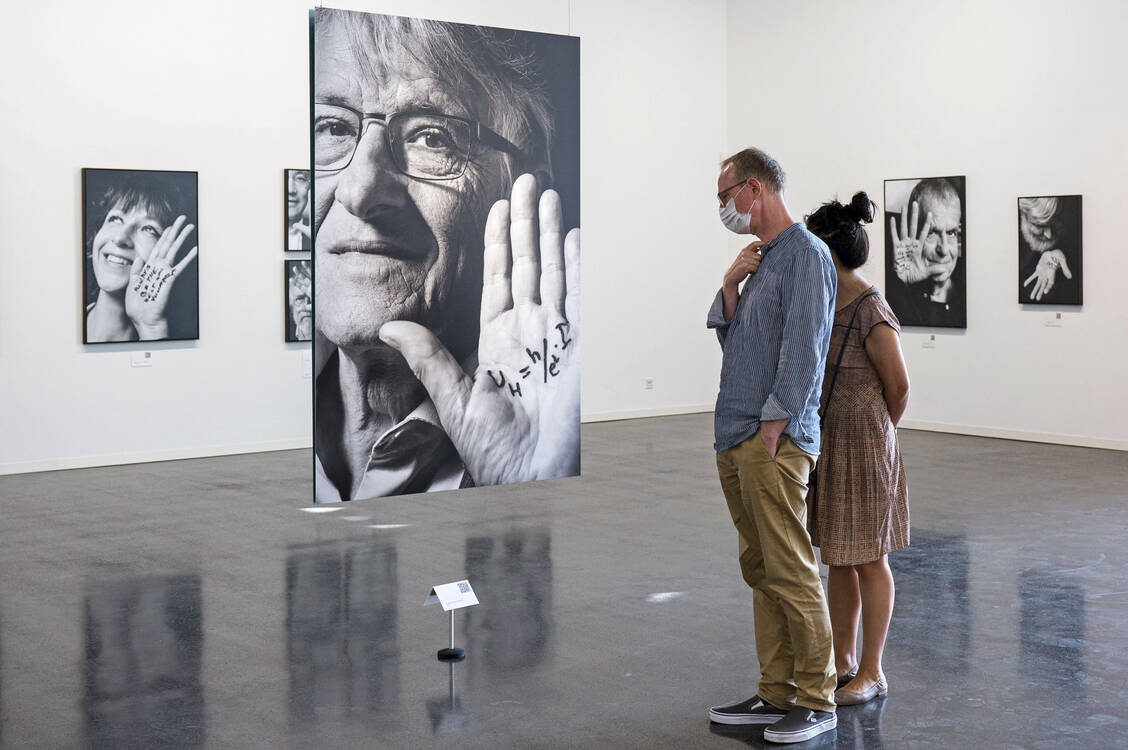 Handverlesen: Wissenschaftler und Wissenschaftlerinnen im Porträt  von Herlinde Koelbl – im Vordergrund der deutsche Physiker Klaus von Klitzing (Nobelpreis 1985), der den Quanten-Hall-Effekt entdeckt hat / Foto: Ingo Bollhoefer/wiesbaden.de