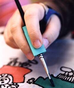 In der Ergotherapie üben die Kinder, ihre Gelenke beim Schreiben und  Malen richtig zu benutzen. Es geht einfacher, wenn der Stift wie hier ein Schreibdreieck hat
<p class="fotonachweis">Foto: Kinder-Rheumastiftung</p>