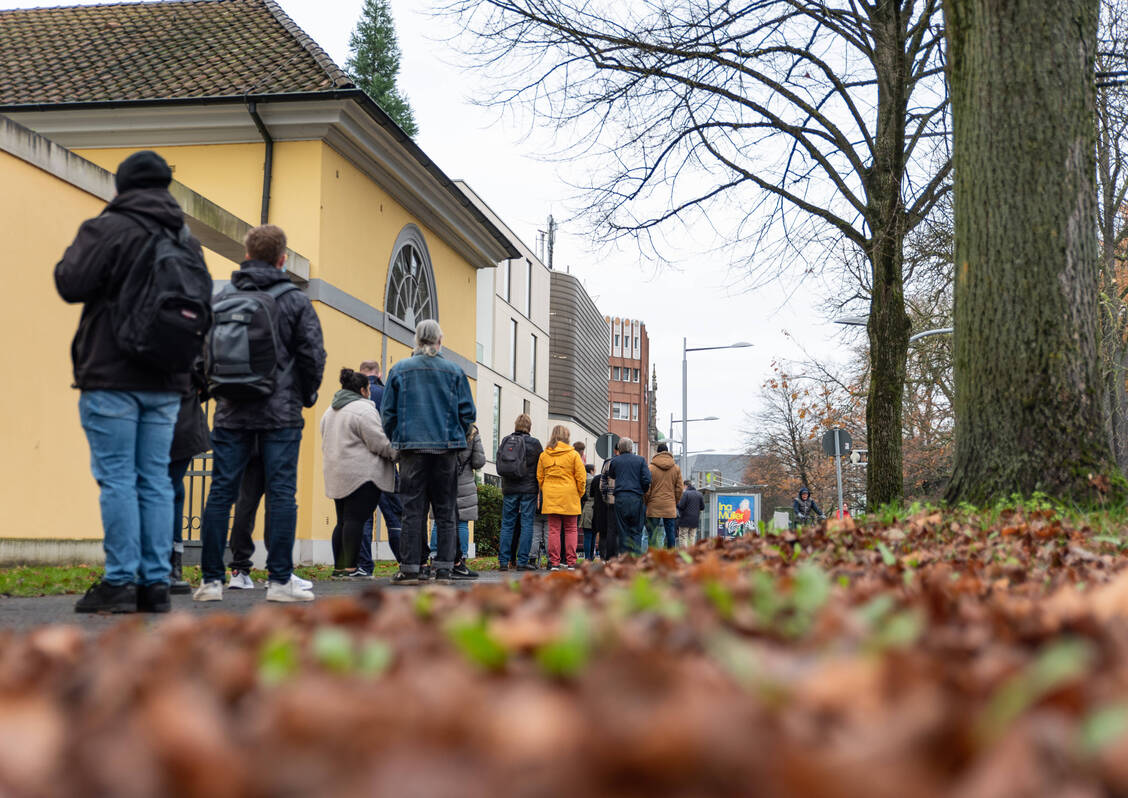 Anstehen für den Booster: Aktuell ist die Nachfrage nach der dritten Covid-19-Impfung hoch. / Foto: Imago Images/Eibner