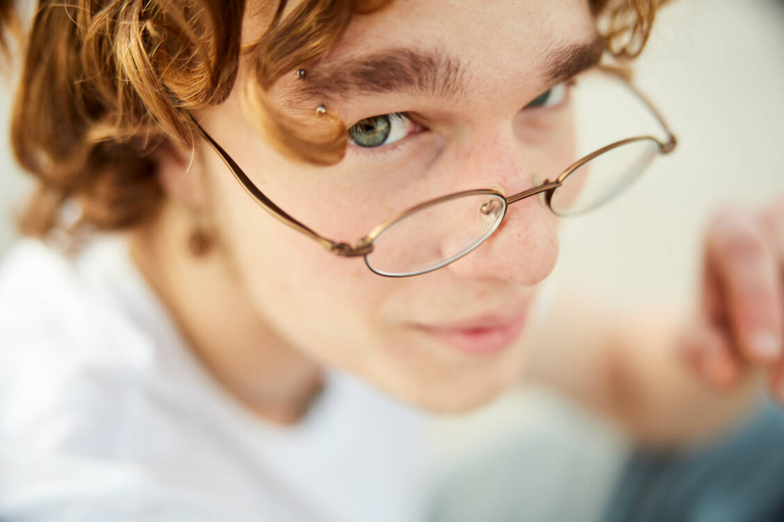 Kurzsichtige sollten ihre Sehschwäche mit einer passenden Brille oder Kontaktlinsen ausgleichen. Trotz Kurzsichtigkeit keine oder eine zu schwache Brille zu tragen, ist keine zielführende Strategie. / Foto: Getty Images/Tempura