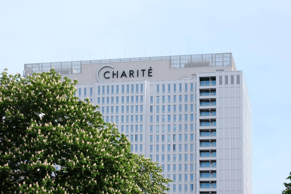 Die Charité hat die Methodik der Online-Umfrage eines ihrer Stiftungsprofessoren zur Häufigkeit von Nebenwirkungen nach Corona-Impfungen geprüft und für fehlerhaft erklärt. / Foto: Adobe Stock/Wirestock