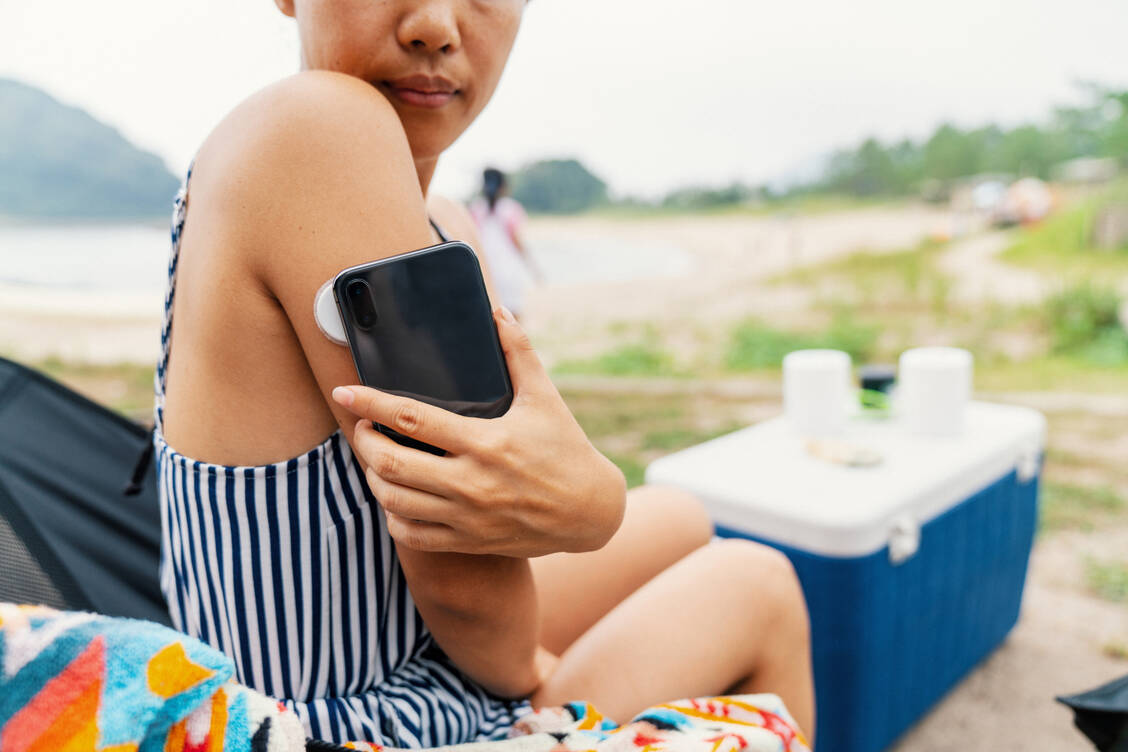 Bei kontinuierlichen Blutzuckermesssystemen ist eine zugehörige App zur Auswertung bereits Standard. Es gibt aber auch noch andere hilfreiche Programme mit multimodalem Therapieansatz. / Foto: Getty Images/JGalione