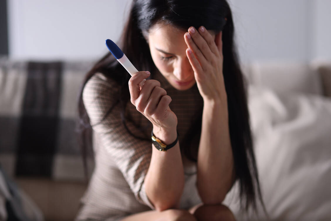 In jedem Jahr brechen etwa 100.000 Frauen in Deutschland ihre Schwangerschaft ab.  / Foto: Adobe Stock/megaflopp