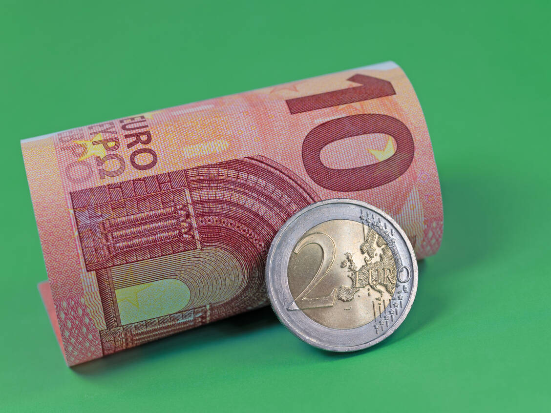 Damit das Apothekenhonorar auskömmlich ist, müsste die Packungspauschale um 12 Euro erhöht werden, fordert die ABDA. Der MVDA schließt sich dem an. / Foto: Adobe Stock/M. Schuppich