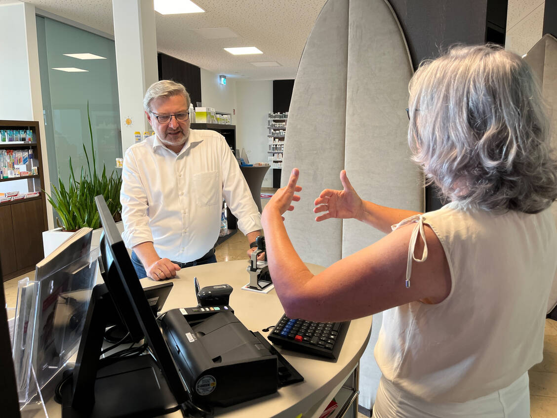 ABDA-Präsidentin Gabriele Regina Overwiening hat den SPD-Gesundheitspolitiker Dirk Heidenblut zu Besuch. / Foto: PZ