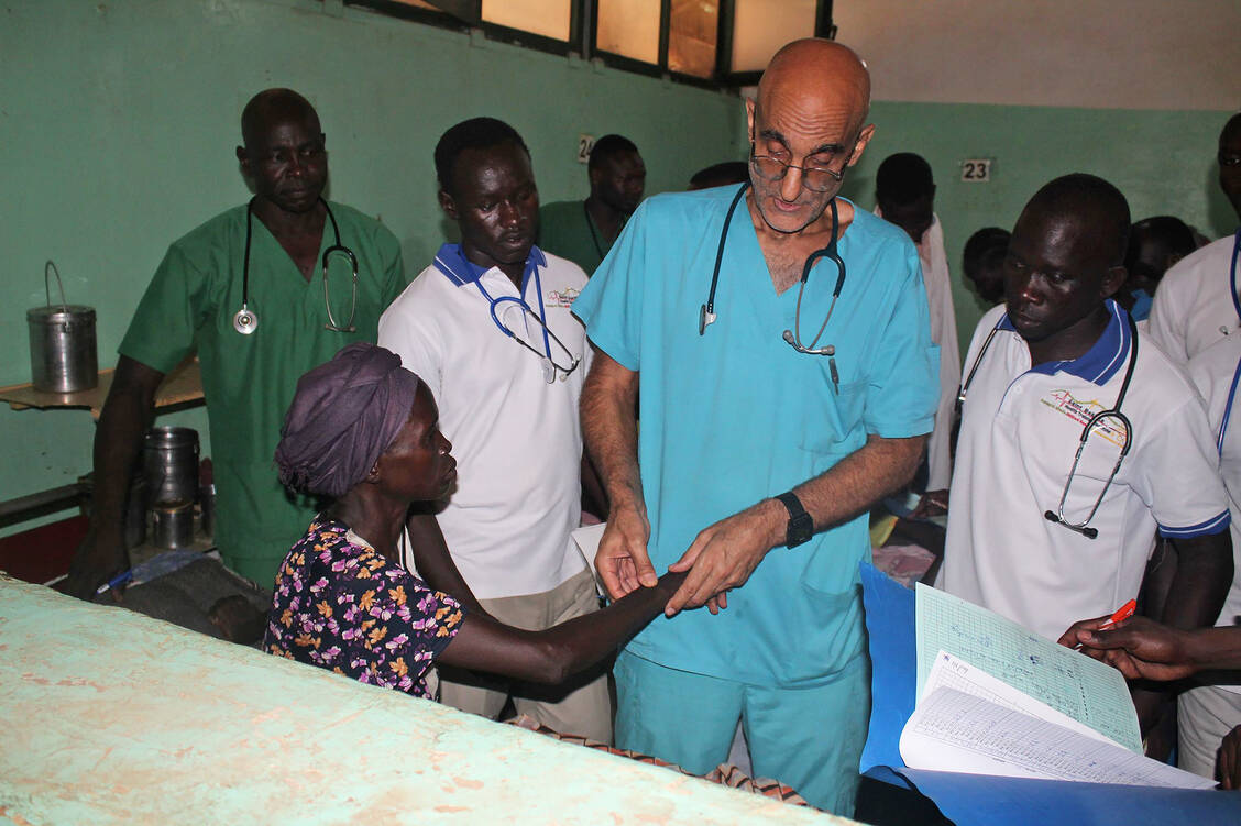Das „Mother of Mercy Hospital“ im Süden des Sudan ist eine der Gesundheitseinrichtungen, die von action medeor unterstützt werden. Tom Catena (Mitte) und sein Team behandeln hier rund 500 Menschen am Tag. / Foto: action medeor