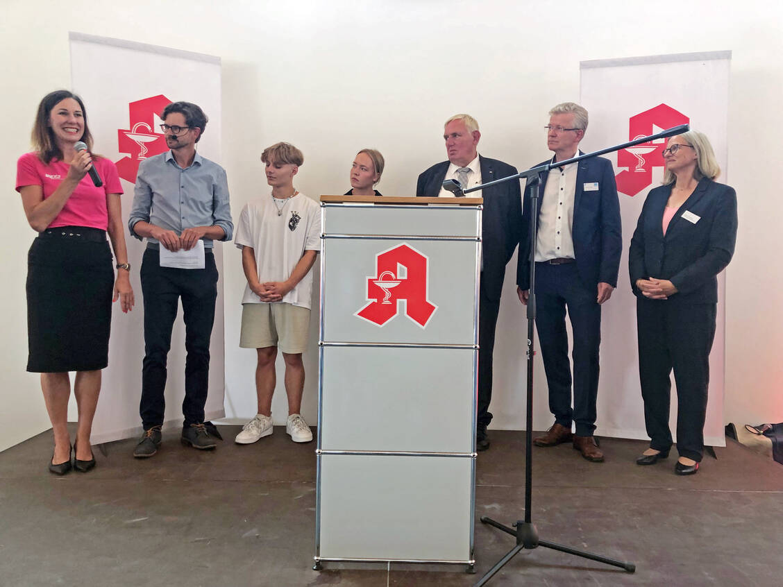 An der Podiumsdiskussion nahmen teil (v. l.): Anja Zierath (BVpta), Moderator Ralph Erdenberger, die Schüler Justin Paszkiet und Lisa Langner, Gesundheitsminister Karl-Josef Laumann, Thomas Rochell (AVWL-Vorstandsvorsitzender) und Schulleiterin Annette Gausepohl. / Foto: Witte/MünsterView