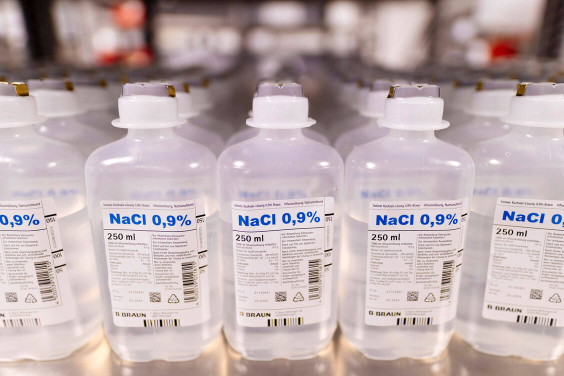 Zahlreiche Hersteller von Kochsalzlösungen könnten die öffentlichen Apotheken nicht mehr ausreichend beliefern. / © imago images/Future Image
