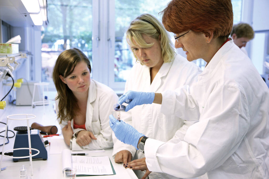 Eine enge Zusammenarbeit im Labor ist an den Universitäten aufgrund der Coronavirus-Pandemie  zurzeit nicht möglich.   / Foto: Imago/Jochen Tack