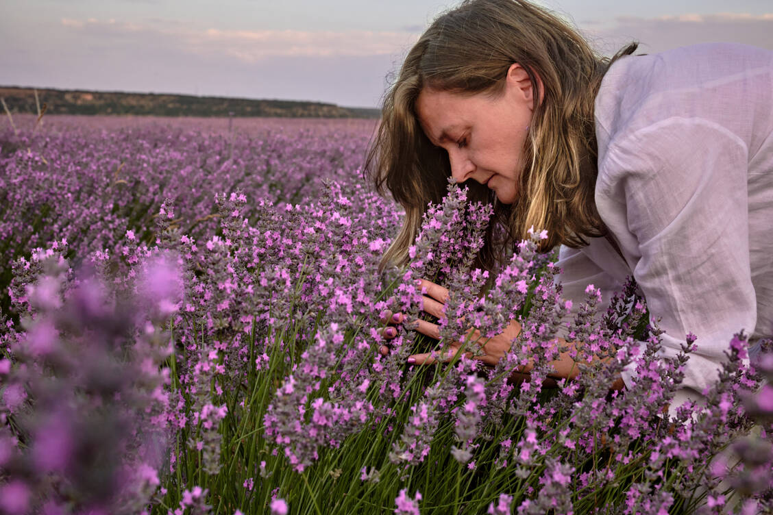Übers Riechen von Duftmolekülen und die Weiterleitung ans Zentrale Nervensystem sind wir sozusagen ständig online geschaltet  – mit Gehirnarealen, die mit Düften verbundene Erinnerungen beeinflussen.  / © Getty Images/Jose Manuel Muñoz