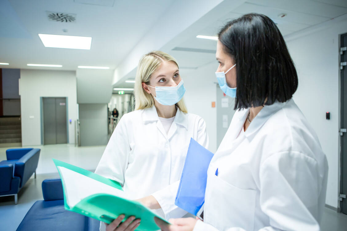 Apothekerinnen und Apotheker stehen dem ärztlichen und Pflegepersonal in immer mehr Krankenhäusern zu festen Zeiten auch auf den Stationen als Ansprechpartner in Sachen optimale Arzneimitteltherapie zur Verfügung. / Foto: Getty Images/Coolpicture