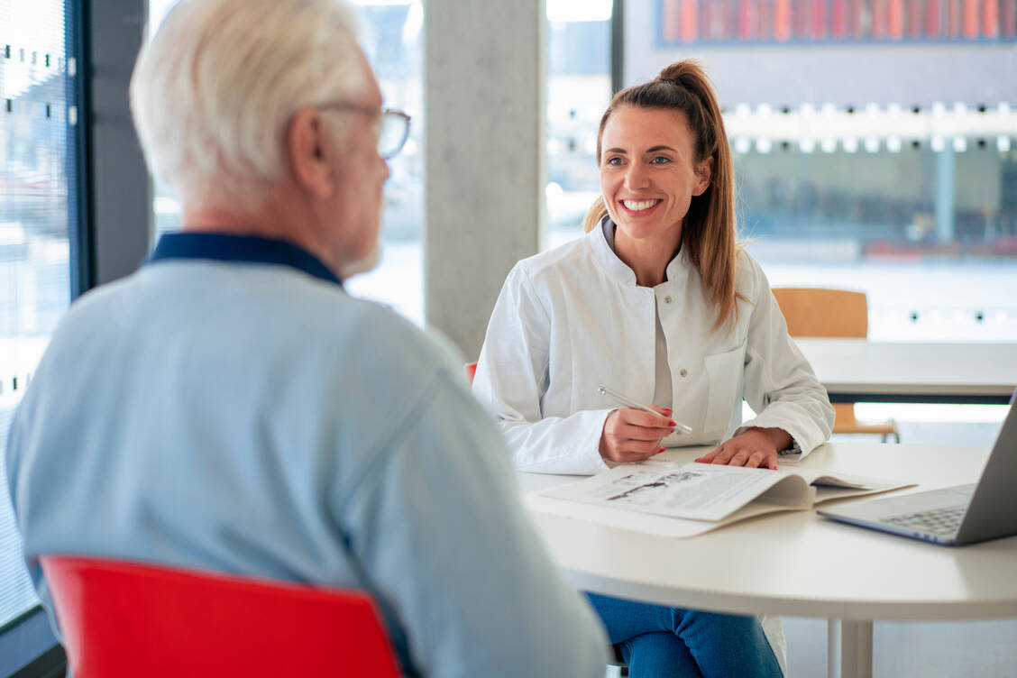 Die Regierung will neue pharmazeutischen Dienstleistungen in Apotheken, die Krankenkassen wollen sie komplett streichen. / © Westend61/Robijn Page
