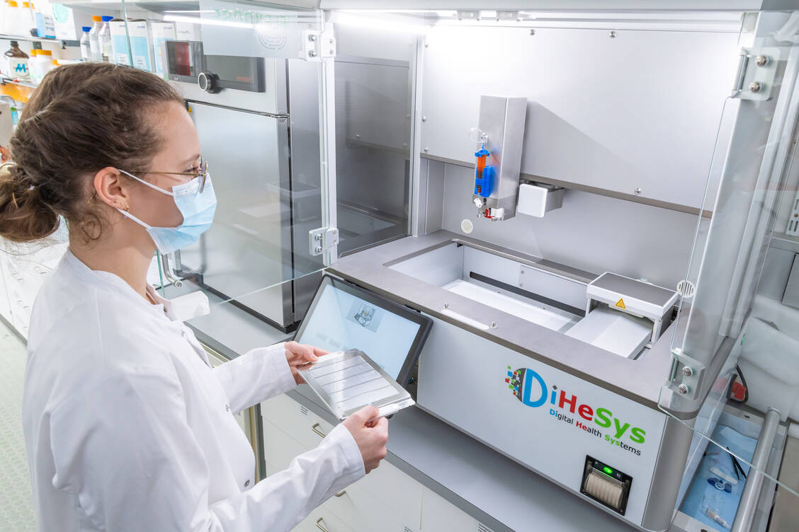 Der Pharma-Drucker bringt die Lösung mit dem Arzneimittel in exakter Dosierung auf briefmarkendünne Plättchen auf. / Foto: Universitätsklinikum Heidelberg