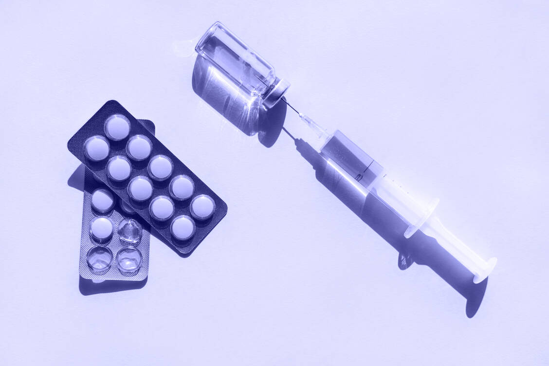 Tablette statt Spritze: Dieses Versprechen macht die Entwicklung von zyklischen Peptiden für Pharmaunternehmen sehr attraktiv. Bei Icotrokinra, dem ersten oral verfügbaren IL-23-Hemmer, ist es gelungen. / © Getty Images/Anna Efetova