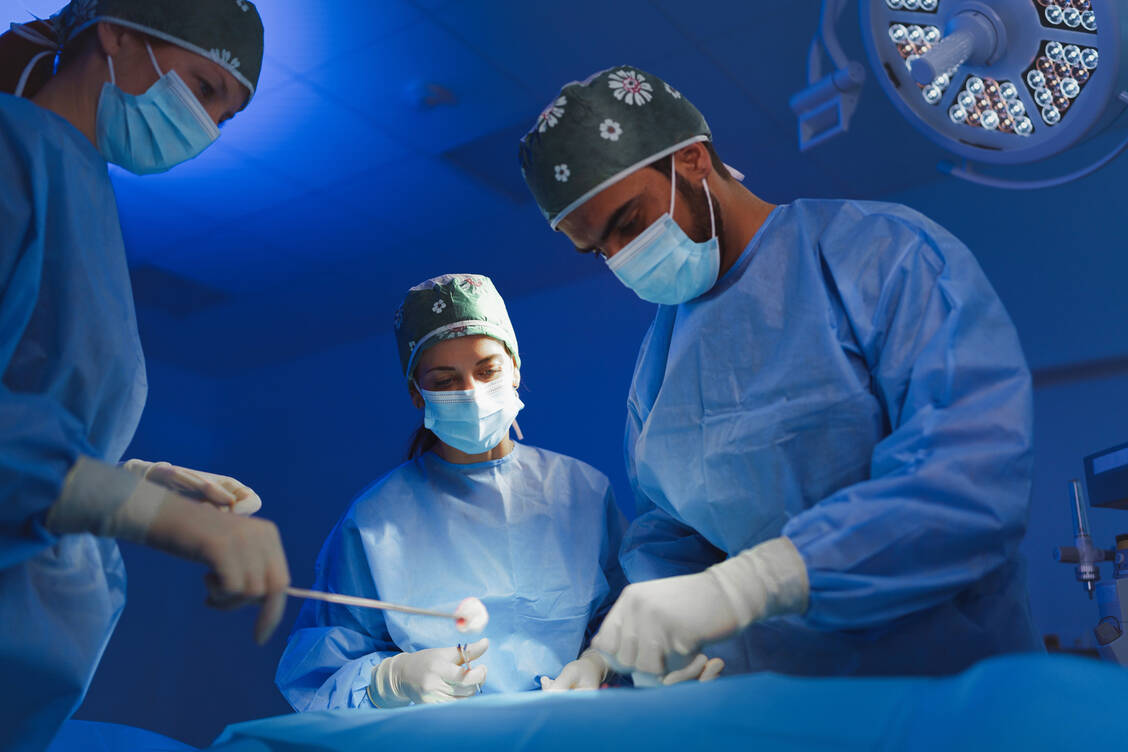 Nach wissenschaftlichen Untersuchungen auf Basis von Krankenakten komme es allein bei 2 bis 4 Prozent der Klinikbehandlungen zu vermeidbaren Schäden. / © Getty Images/Halfpoint Images
