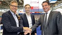 Ulrich Brunner (links) und Simon Häußler von Pharma4u freuen sich mit Christian Ciesielski, Inhaber von Wepa (rechts), über die Partnerschaft.