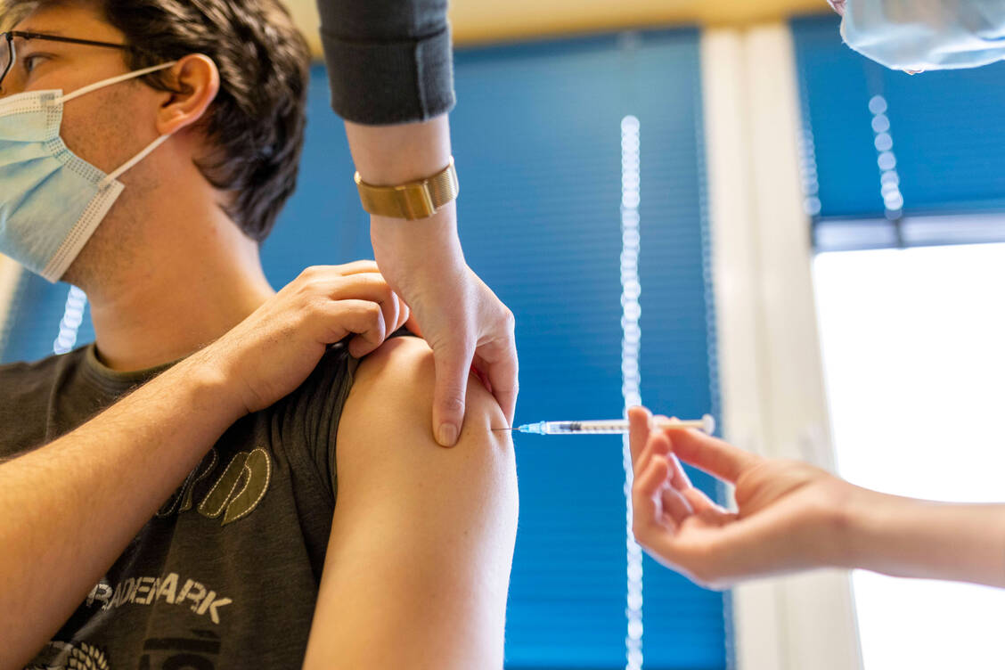 Große Nachfrage nach Booster-Impfungen: Ärzte soll vorerst auf Spikevax von Moderna setzen.  / Foto: Imago Images/Kirchner-Media