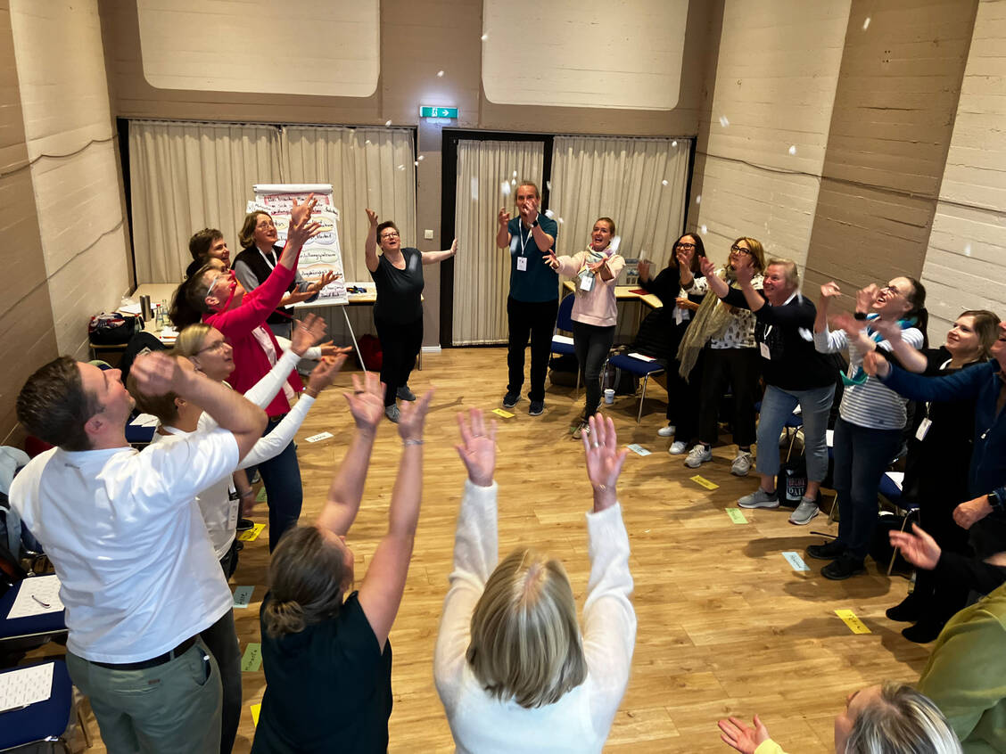 Zum Abschluss des Führungskompetenzen-Seminars warfen die Teilnehmenden mit ihren Werten nur so um sich. / © PZ/Daniela Hüttemann
