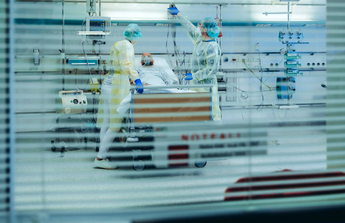 Patienten mit invasiver Candida-Infektion sind lebensbedrohlich krank. Intravenös applizierte Antimykotika aus der Gruppe der Echinocandine sind erste Wahl in der Behandlung. / Foto: Getty Images/Westend61