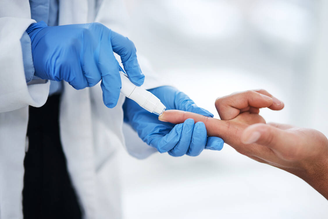 In einer retrospektiven Kohortenstudie wurde nach leichtem Covid-19 ein erhöhtes Risiko für Typ-2-Diabetes festgestellt. Wie es dazu kommt und ob sich die Stoffwechselkrankheit mit der Zeit wieder bessert, ist noch unklar. / Foto: Getty Images/www.peopleimges.com
