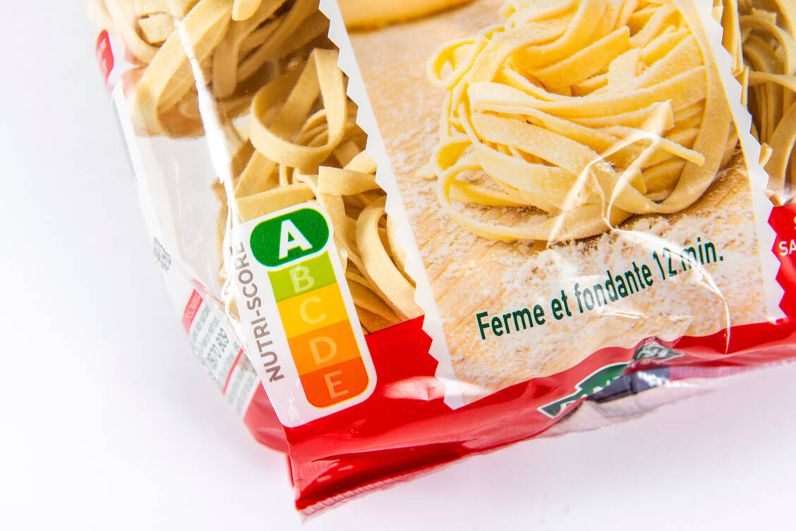 Der Nutri-Score bewertet bei einem Lebensmittel die Menge an Zucker, Fett, Salz, Ballaststoffen, Proteinen oder Anteilen an Obst und Gemüse pro 100 Gramm. / Foto: Adobe Stock/Dominique Ducouret