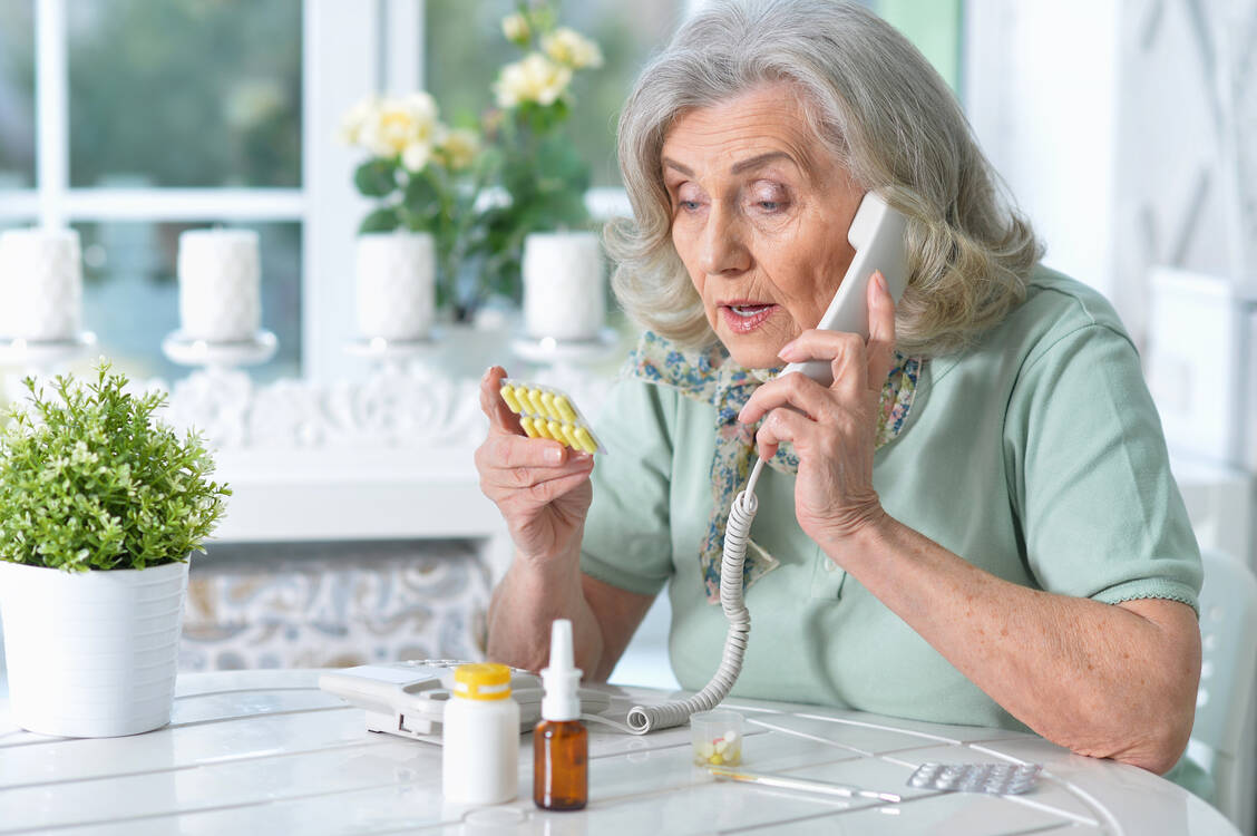 Die Gabe eines Antibiotikums zusätzlich zu einer Polymedikation bei einem multimorbiden Patienten bedarf besonderer Aufmerksamkeit und Beratung. / Foto: Adobe Stock/aletia2011