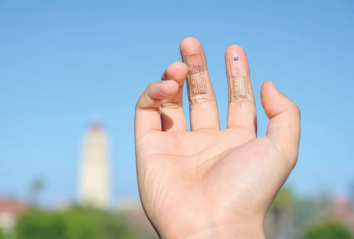 Eine künstliche Haut, die verschiedene Reize wahrnehmen kann, haben Forschende aus Stanford  entwickelt. Nun arbeiten sie daran, ihren Prototyp mit dem Gehirn und der Peripherie des Körpers zu verbinden. / Foto: Bao Research Group Stanford University/Jiancheng Lai, Weichen Wang