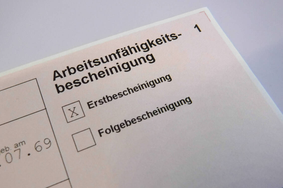 Bei Frauen stieg die Zahl der Arbeitsunfähigkeitstage wegen psychischer Erkrankungen 2022 gegenüber dem Vorjahr von 75 Millionen auf 77 Millionen, bei Männern nahm sie von 51 Millionen auf 53 Millionen zu. / Foto: IMAGO/Lobeca